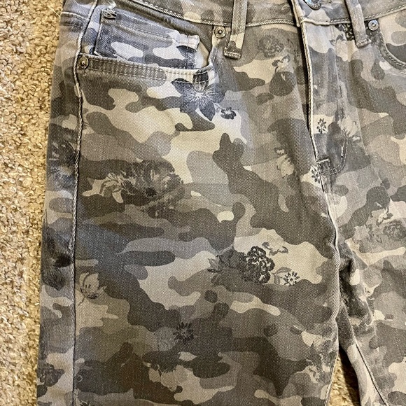 Seven gray camo with flowers print jeans size 4 - Picture 2 of 5